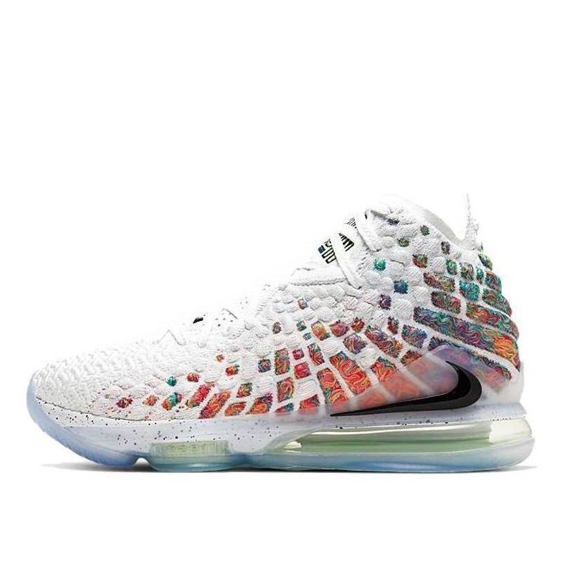 Nike LeBron 17 - Motif de Semelle Géométrique pour Meilleure Adhérence