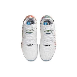 Nike LeBron 17 - Motif de Semelle Géométrique pour Meilleure Adhérence